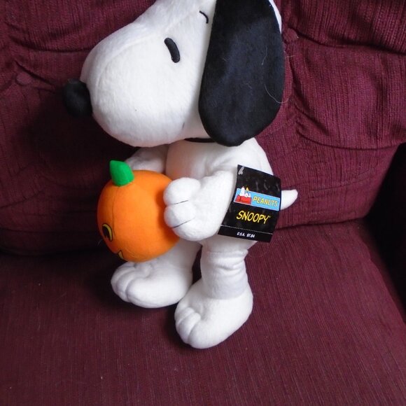 Vintage Peanuts Snoopy 14" Plush Doll Holding A Pumpkin NWT - Picture 2 of 4